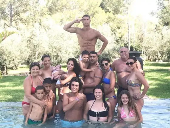 Ile dzieci ma Cristiano Ronaldo? Imiona, matki i rola Georginy
